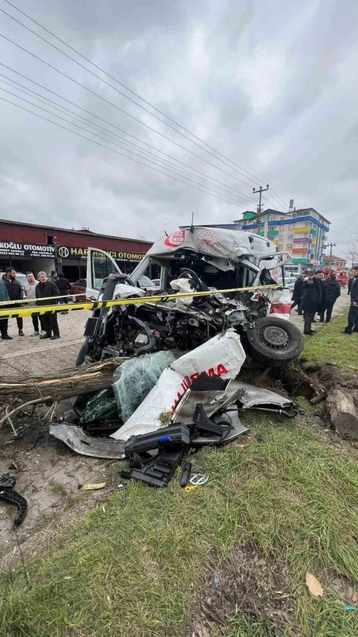 Vakaya giden ambulans kaza yaptı: 1 &ouml;l&uuml;, 3 yaralı
