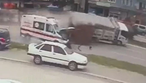 Vakaya giden ambulansın kaza anı kamerada: 1 &ouml;l&uuml;, 3 yaralı
