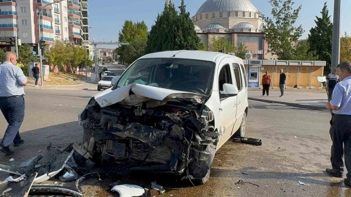 Vakaya giden sivil ekip aracı ile otomobil çarpıştı: 2’si polis 3 yaralı
