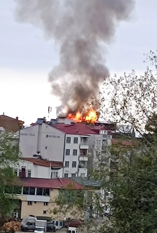 Vakfıkebir&rsquo;de &ccedil;atı yangını korkuttu
