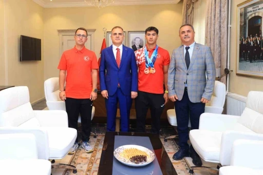 Vali Akbıyık D&uuml;nya şampiyonunu ağırladı
