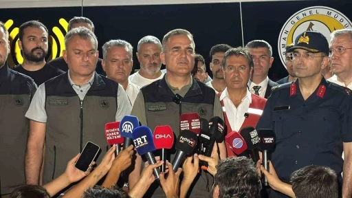 Vali Akbıyık: "Orman yangını i&ccedil;in 417 personel ve 126 ara&ccedil;la m&uuml;cadelemiz s&uuml;r&uuml;yor"
