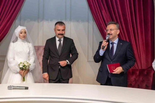 Vali Aksoy, Aile ve Sosyal Hizmetler İl Müdürü Bayrak’ın nikah şahidi oldu
