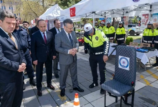 Vali Aksoy, polis ekiplerince kurulan stantları ziyaret etti

