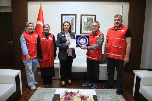 Vali Arslan, kurban bağışını Kızılay&rsquo;a yaptı
