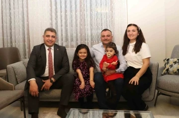 Vali Aslan k&uuml;&ccedil;&uuml;k kızın isteğini kırmadı
