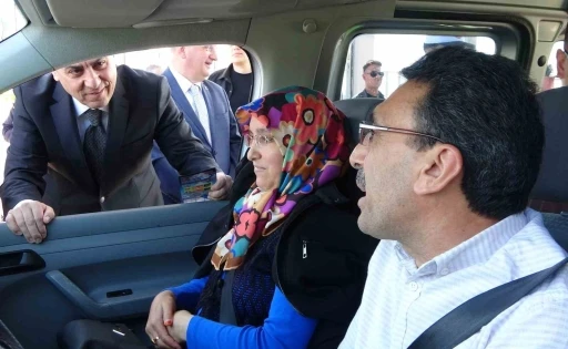 Vali Atilla Toros yolcuları tek tek uyardı: &quot;Emniyet kemerinizi takın&quot;
