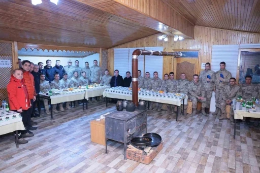 Vali Aydoğdu&rsquo;dan Jandarma Komando Asayiş B&ouml;l&uuml;ğ&uuml;&rsquo;ne yeni yıl ziyareti
