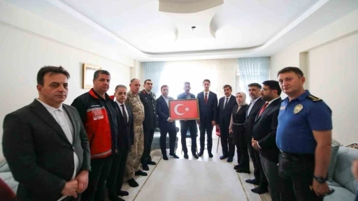 Vali Aydoğdu, Gazi Çatma’yı evinde ziyaret etti
