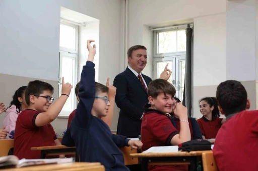 Vali Aydoğdu kendisini okula davet eden &ouml;ğrencinin sınıfına konuk oldu
