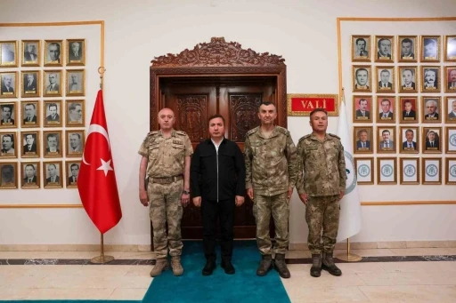 Vali Aydoğdu, komutanları makamında ağırladı
