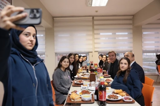 Vali Aydoğdu, &ouml;ğrencilerle iftar programında buluştu
