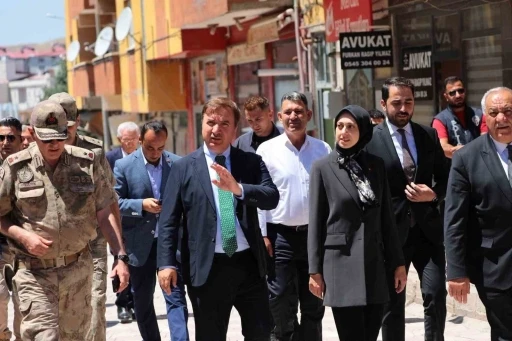 Vali Aydoğdu, Tercan&rsquo;da vatandaşlar ve esnafla buluştu
