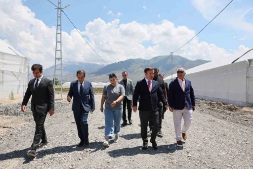 Vali Aydoğdu Toplu Sera B&ouml;lgesi&rsquo;nde &uuml;reticilerle buluştu
