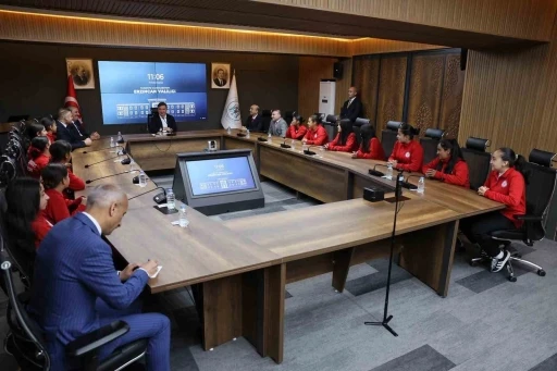 Vali Aydoğdu, T&uuml;rkiye Şampiyonası&rsquo;na hazırlanan futsal takımını ağırladı
