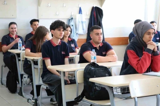 Vali Aydoğdu, Ulalar Anadolu Lisesi&rsquo;nde &ouml;ğrenci ve &ouml;ğretmenlerle buluştu
