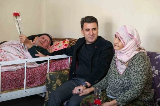 Vali Ayg&ouml;l, kendisine patik hediye eden Hatun teyze ile bir araya geldi
