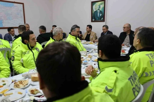 Vali Aygöl, trafik polisleriyle sahur yaptı
