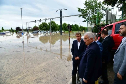Vali Aziz Yıldırım:  &quot;Bir kaybımız var inşallah canlı olarak ulaşırız&quot;
