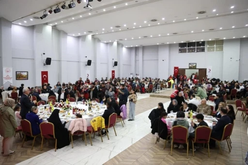 Vali &Ccedil;akır, D&uuml;nya Yetimler G&uuml;n&uuml;&rsquo;nde koruyucu aileler ve &ccedil;ocuklarla iftarda buluştu
