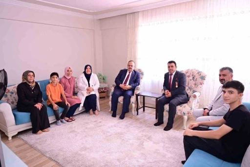 Vali Canbolat, 15 Temmuz’un yıldönümünde şehit aileleri ve gazileri unutmadı
