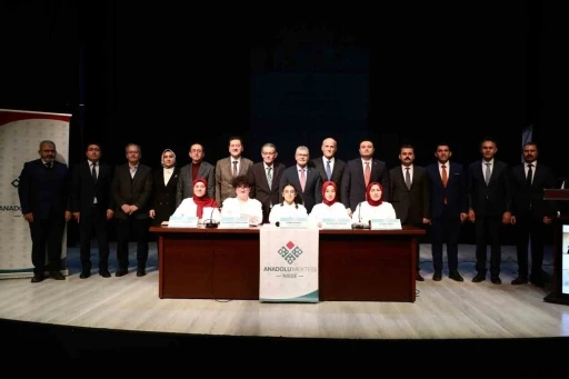 Vali &Ccedil;elik: "Edebiyat yalnızca okuma alışkanlığı kazandırmaz, aynı zamanda d&uuml;ş&uuml;nmeyi m&uuml;mk&uuml;n kılan g&uuml;&ccedil;l&uuml; bir alandır"
