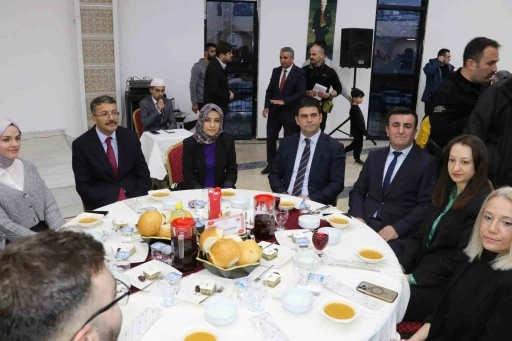 Vali Çelik: &quot;Rabbim ayağınıza taş değdirmesin&quot;
