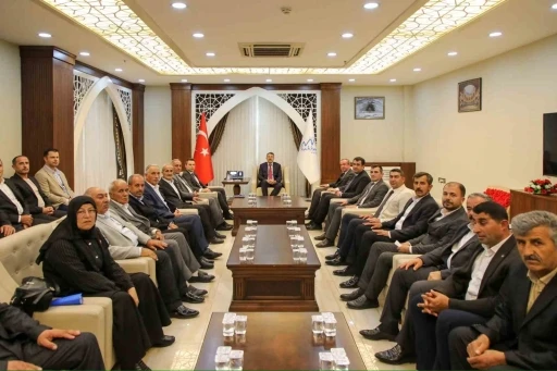 Vali Çelik, Şemdinli muhtarlarıyla bir araya geldi
