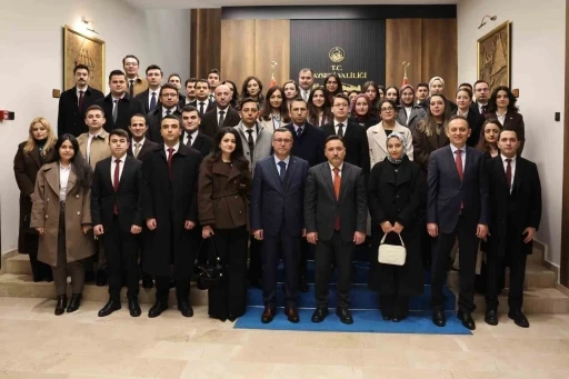 Vali &Ccedil;i&ccedil;ek, hakim ve savcı yardımcılarıyla bir araya geldi
