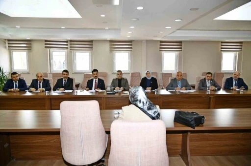 Vali &Ccedil;i&ccedil;ek halk g&uuml;n&uuml;nde vatandaşların sorunlarını dinledi
