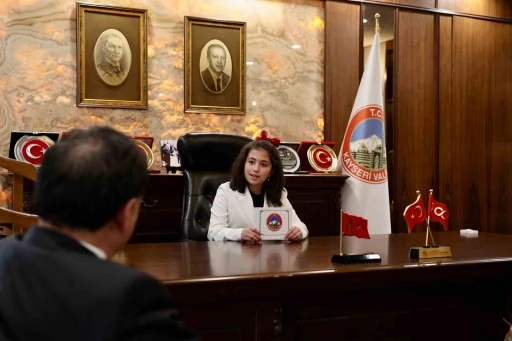 Vali &Ccedil;i&ccedil;ek&rsquo;in makamı 23 Nisan&rsquo;da &ccedil;ocuklara emanet
