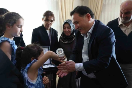 Vali &Ccedil;i&ccedil;ek, şehit aileleriyle bayramlaştı
