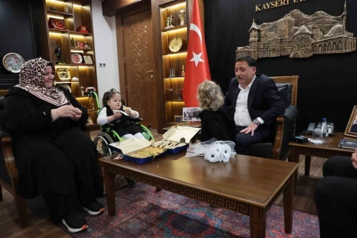 Vali &Ccedil;i&ccedil;ek tatlı isyanıyla y&uuml;zleri g&uuml;ld&uuml;ren R&uuml;veyda&rsquo;yı makamında ağırladı
