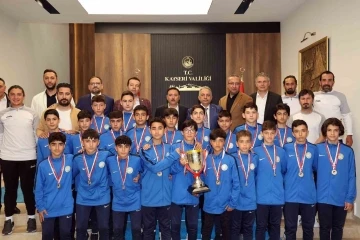 Vali Çiçek’ten Türkiye Şampiyonu takıma 100 bin lira ödül
