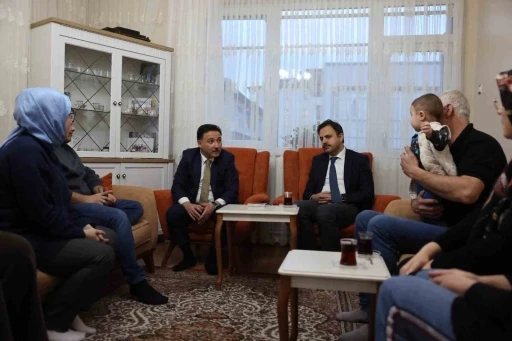 Vali &Ccedil;i&ccedil;ek vatandaşın &ccedil;ay davetini kırmadı
