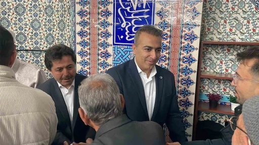 Vali &Ccedil;i&ccedil;ek ve protokol &uuml;yeleri namaz sonrası vatandaşlarla bayramlaştı
