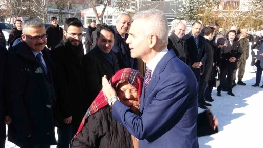 Vali &Ccedil;i&ccedil;ekli g&ouml;revine başladı
