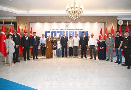Vali Çiftçi’den, Pasinler Kaymakamı ve Belediye Başkanına teşekkür belgesi
