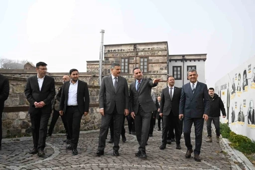 Vali Çiftçi, &quot;Dil ve Edebiyat Konağı&quot;nı inceledi, &quot;Edebiyat Sokağı&quot;nda gezdi
