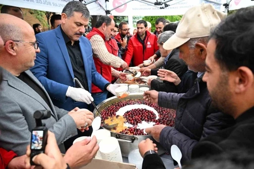 Vali Çiftçi vatandaşlara aşure dağıttı
