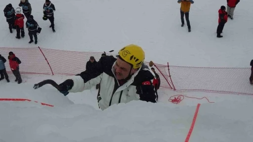 Vali &Ccedil;ift&ccedil;i, yapay buz duvarına tırmandı
