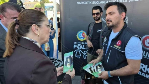 Vali &ccedil;ocuklarla &ccedil;izgi film izledi, dijital bağımlılığa karşı uyardı

