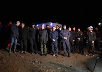 Vali Coşkun&rsquo;dan umutlandıran a&ccedil;ıklama: &ldquo;G&ouml;&ccedil;&uuml;k altındaki iş&ccedil;imizle ses irtibatımız var&rdquo;
