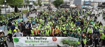 Vali Dağlı, çekilişte kazandığı bisikleti şehit çocuğuna hediye etti
