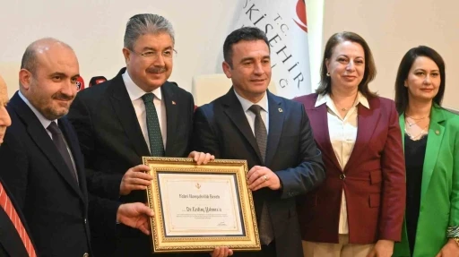 Vali Dr. Erdin&ccedil; Yılmaz&rsquo;a &rsquo;Sivrihisar Fahri Hemşehrilik Beratı&rsquo; takdim edildi
