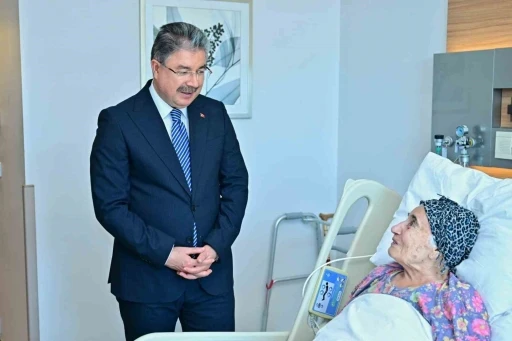Vali Dr. Erdin&ccedil; Yılmaz&rsquo;dan şehit annesine hastanede ziyaret
