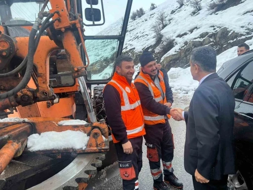 Vali Ekici karla m&uuml;cadele &ccedil;alışmalarını denetledi
