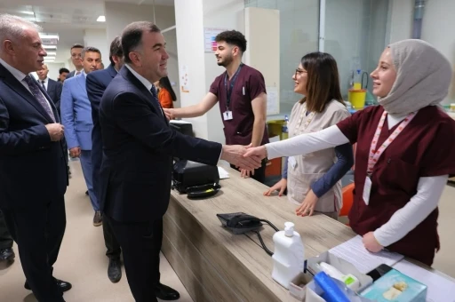 Vali Eldivan, hastanede tedavi gören hastaları ziyaret etti
