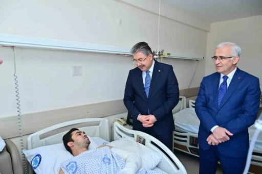 Vali Erdin&ccedil; Yılmaz&rsquo;dan yaralı itfaiyecilere ziyaret
