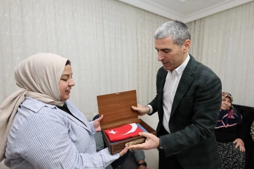 Vali g&ouml;revinin ilk g&uuml;n&uuml;nde iftarını şehit ailesinin evinde yaptı
